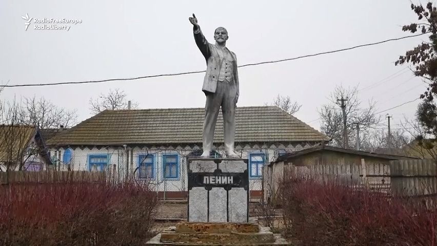 Video: Na Ukrajině zakázali Leninovy sochy, mnohde i tak stojí dál